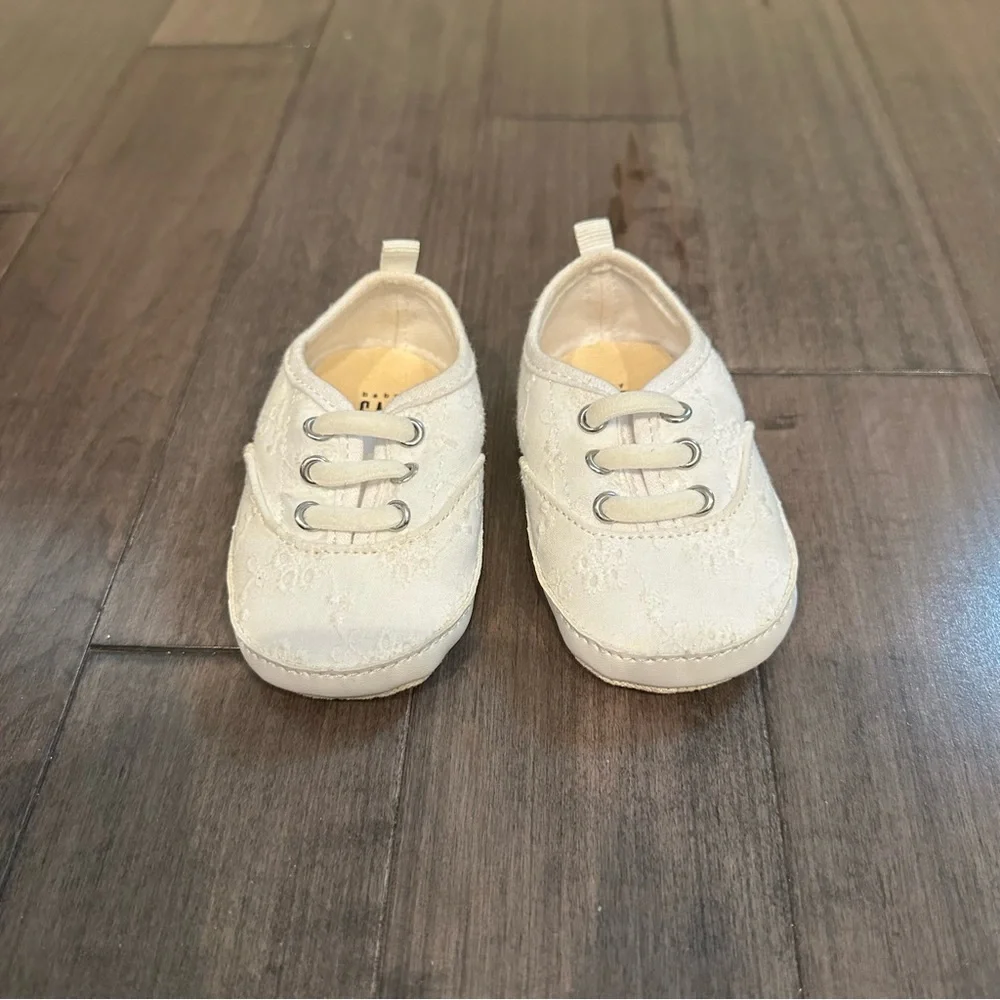 GAP White girls shoe size 6-12‎ months